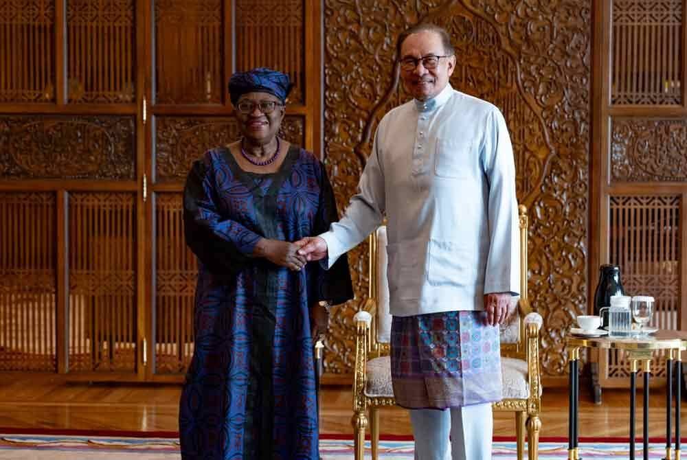 Anwar (kanan) menerima kunjungan hormat Ketua Pengarah Pertubuhan Perdagangan Dunia (WTO) Dr Ngozi Okonjo-Iweala hari ini. Foto Facebook Anwar Ibrahim