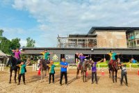 Muhammad Rizuan (tengah) bersama pelajar Madad Horse Academy.