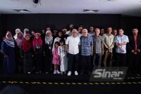 Hussamuddin bergambar bersama keluarga ketika sambutan majlis 70 Tahun Meniti Usia: Majlis Kesyukuran Legasi Haji Yaacub di Shah Alam pada Khamis.