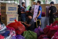 
BANJIR bukan sahaja ujian buat mangsa, bahkan ujian kepada umat Islam yang lain agar membantu mangsa banjir ketika mereka dalam kesusahan. Foto Bernama