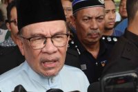 Anwar ketika ditemui media selepas menunaikan solat Jumaat di Surau Al-Manar, Jalan P14, Presint 14. Foto Bernama