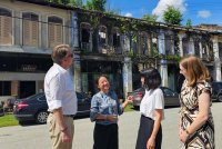 Ai Tee (dua dari kiri) membawa kumpulan Imperial War Museum dari United Kingdom melawat Pekan Papan pada Jumaat.