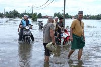 Penduduk Kampung Simpangan meredah banjir untuk menunaikan solat jumaat di Masjid Mukim Simpangan berikutan banjir melanda negeri kelantan ketika tinjauan di sini hari ini. Foto Bernama