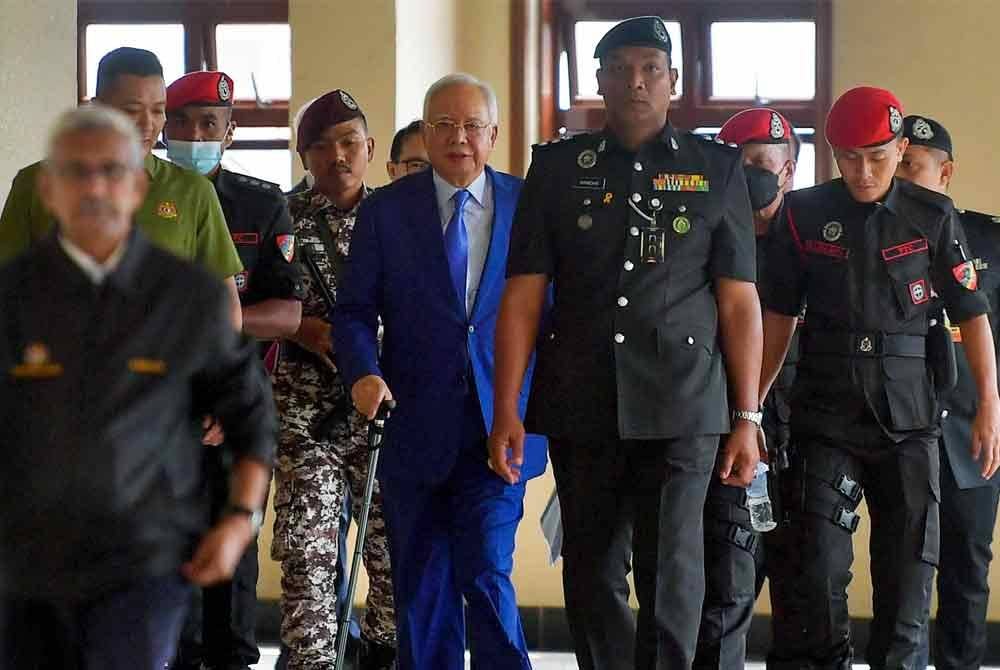 Kini Najib sedang membela dirinya bagi kes 1Malaysia Development Berhad (1MDB) yang menjadi skandal paling besar dalam sejarah negara dan dunia. 