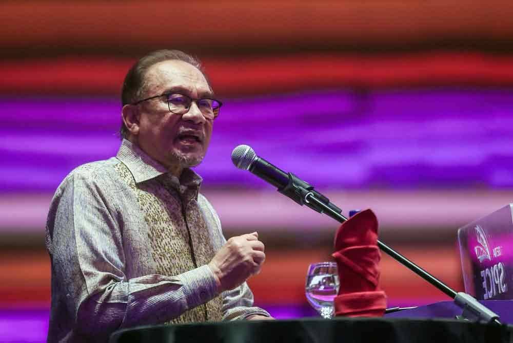 Anwar berucap pada Majlis Makan Malam Sempena Ulang Tahun Ke-70 Liga Muslim Pulau Pinang dan Bersama Badan Bukan Kerajaan (NGO) Muslim Seluruh Malaysia di Pusat Konvensyen Setia SPICE malam ini. Foto Bernama