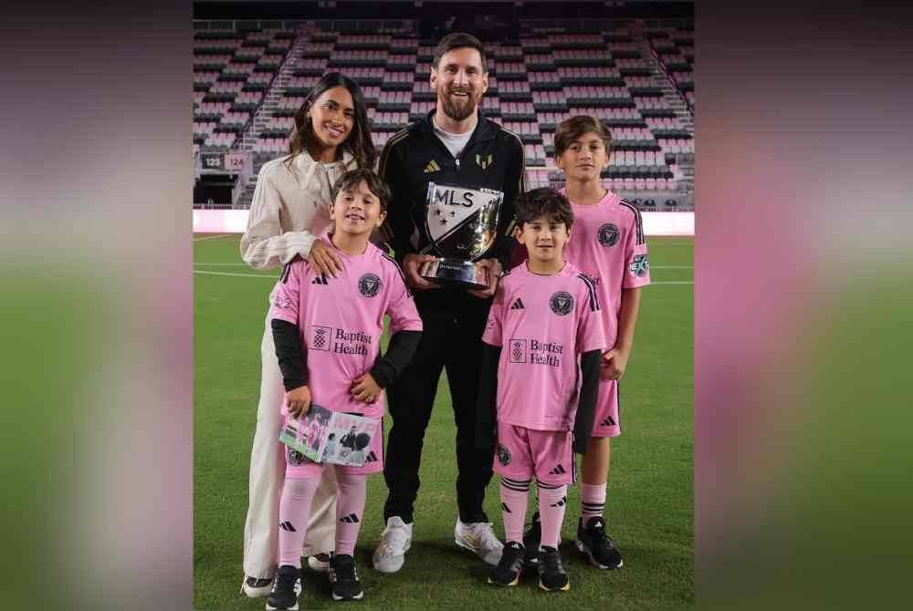 Messi bersama ahli keluarganya.