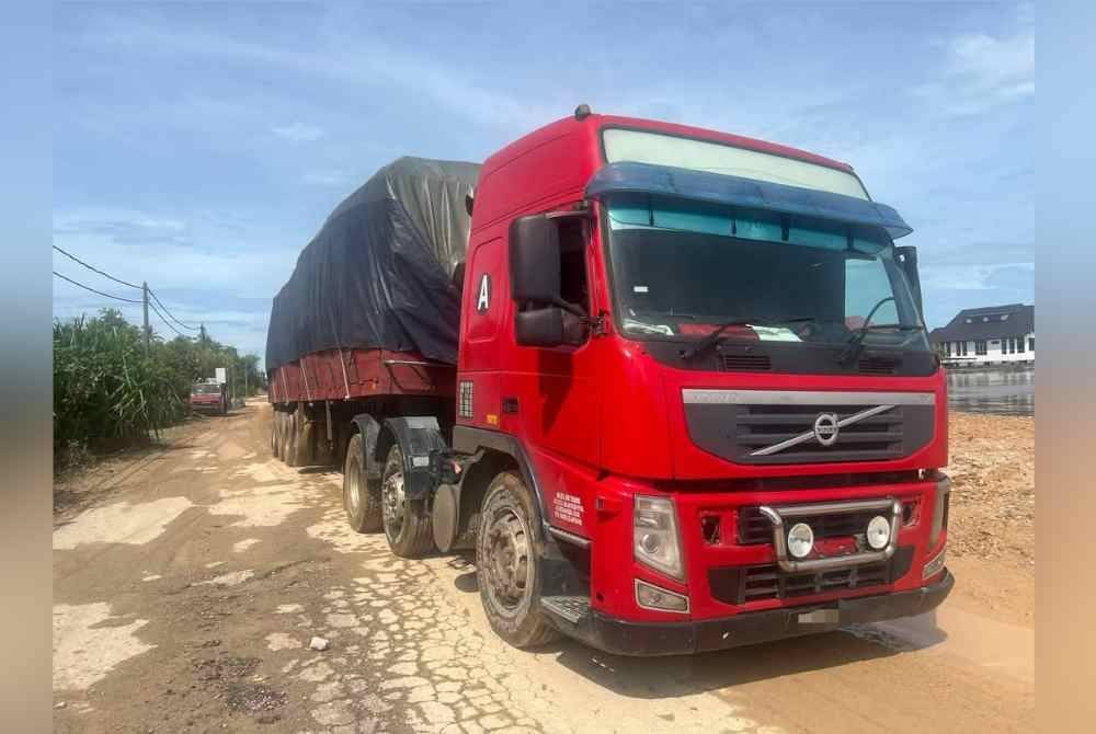 Treler jenis Volvo yang ditahan di Kampung Simpangan,Tumpat. Foto PGA