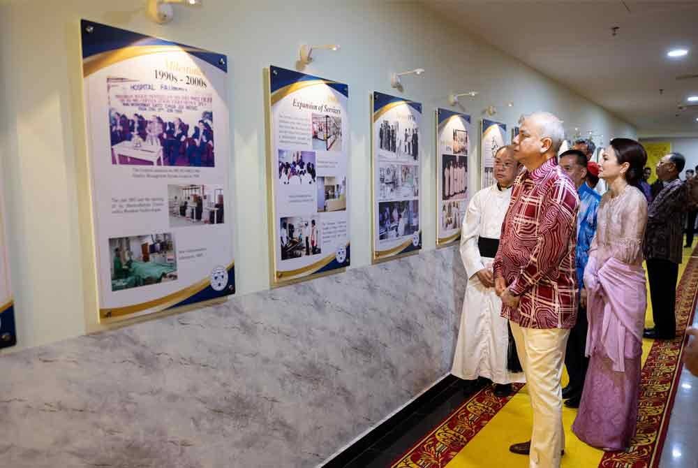 Sultan Perak, Sultan Nazrin Shah dan Raja Permaisuri Perak, Tuanku Zara Salim berkenan melawat reruai pameran selepas baginda merasmikan Majlis Sambutan Jubli Emas Hospital Fatimah di hospital tersebut pada Sabtu. Foto Bernama