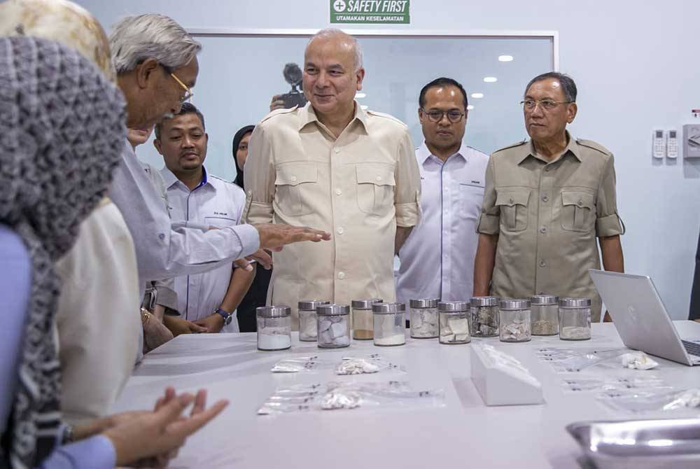 Sultan Nazrin menitahkan agar pembangunan industri REE di negeri ini diperkukuh dengan kerjasama Kerajaan Pusat terutama dari segi kepakaran dan dana.