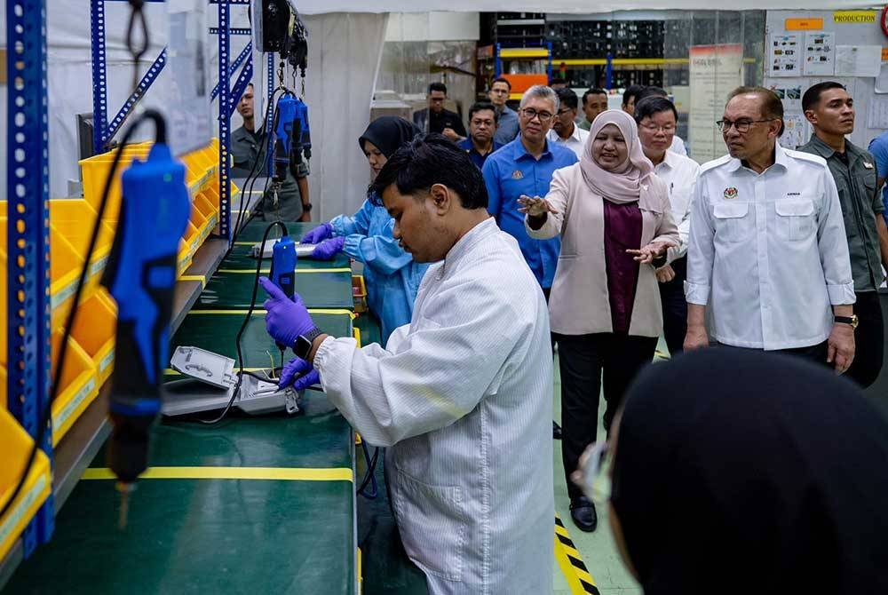 Anwar ketika mengadakan lawatan ke CG Global Profastex Manufacturing Sdn. Bhd. (CG Global) yang terletak di Zon Perindustrian Prai, Pulau Pinang. Turut hadir, Tengku Zafrul. Foto Facebook Anwar Ibrahim