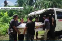 Jenazah dibawa untuk disemadikan di kampung halamannya. - Agensi