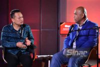 Nik Nazmi (kiri) ketika program Interviu yang dihoskan oleh Mohd Fazli di Studio F, Kompleks Kumpulan Karangkraf.