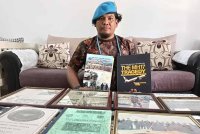 Rosli bersama koleksi keratan akhbar dan buku semasa bertugas sebagai anggota Paskau.