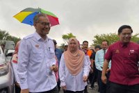 Dr Dzulkefly (kiri) semasa mengadakan lawatan di PPS MRSM Tumpat pada Sabtu.