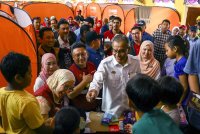 Menteri Kesihatan, Datuk Seri Dr Dzulkefly Ahmad menyantuni kanak-kanak yang ditempatkan di Pusat Pemindahan Sementara (PPS) Maktab Rendah Sains Mara Tumpat pada Sabtu. Foto Bernama