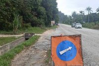 Jalan Jerteh-Keruak (Kampung Bukit Mali) yang mengalami kerosakan.