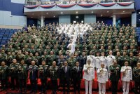 Menteri Pertahanan, Datuk Seri Mohamed Khaled Nordin (tengah) bergambar bersama graduan pada Majlis Graduasi Pusat Pengajian Pertahanan Nasional (Puspahanas) 2024 di Auditorium Puspahanas pada Sabtu. Foto Bernama