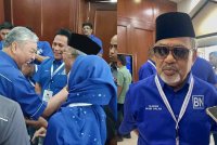 Tajuddin sempat beramah mesra bersama Ahmad Zahid (kiri) dan beberapa kepimpinan tertinggi yang lain ketika konvensyen yang berlangsung di Dewan Tun Razak 4 di WTCKL pada Sabtu.