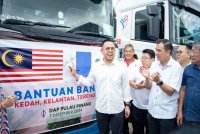 Steven (kiri) melepaskan misi bantuan banjir oleh DAP Pulau Pinang ke Kedah, Kelantan dan Terengganu pada Sabtu.