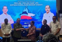 Fadillah (dua dari kiri) menyerahkan dokumen projek siap kepada Timbalan Ketua Menteri Datuk Seri Dr Jeffrey Kitingan (tiga dari kanan) pada majlis serahan projek siap di SICC, Kota Kinabalu.