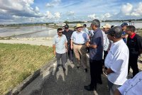 Amir Hamzah (dua dari kiri) meninjau kawasan padi yang ditenggelami banjir di Kuala Sungai Baru pada Sabtu.