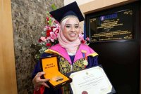 Graduan Sarjana Muda Teknologi Kejuruteraan Kimia (Bioteknologi) Dengan Kepujian, Nur Syafiqah Husna Zainul Arshad bergambar bersama Anugerah Pelajaran DiRaja (Pingat Jaya Cemerlang) pada Istiadat Konvokesyen Universiti Tun Hussein Onn Malaysia (UTHM) ke-24 di Dewan Sultan Ibrahim UTHM pada Sabtu. Foto Bernama