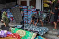 Orang ramai membeli barang lelong yang dijual oleh peniaga di Zon Bebas Cukai Rantau Panjang. Foto Bernama