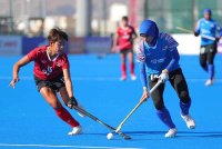 Nurshamine Azureen (kanan) meletakkan Young Tigress di depan ketika berdepan Thailand dalam aksi Kumpulan A Piala Remaja Asia di Stadium Hoki Oman, Al Marat, pada Sabtu. Foto: Asian Hockey Federation