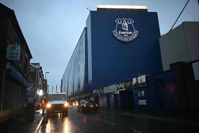 Keadaan persekitaran luar Stadium Goodison Park selepas pengumuman penangguhan aksi Everton Liverpool pada Sabtu. Foto: AFP