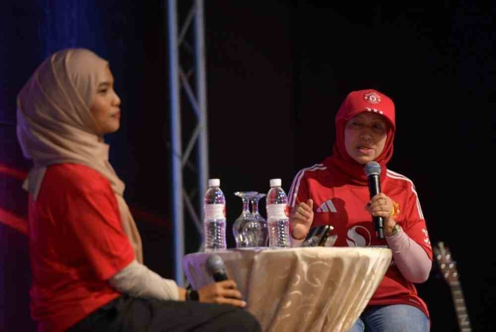 Nancy Shukri (kanan) pada Malam Media Sarawak dan Sembang Santai bersama Menteri Pembangunan Wanita, Keluarga dan Masyarakat di sebuah hotel malam tadi. Foto Bernamam