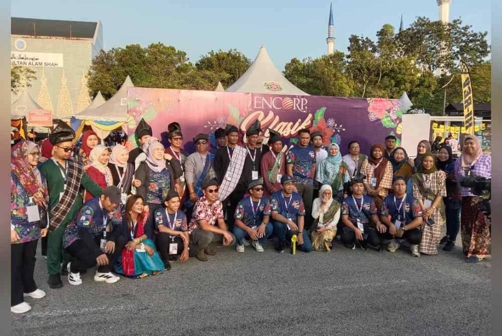 Sebahagian peserta juga merupakan kakitangan Encorp bergambar bersama sebelum menyertai larian Encorp Klasik Run 2024 di Dataran Kemerdekaan Shah Alam.