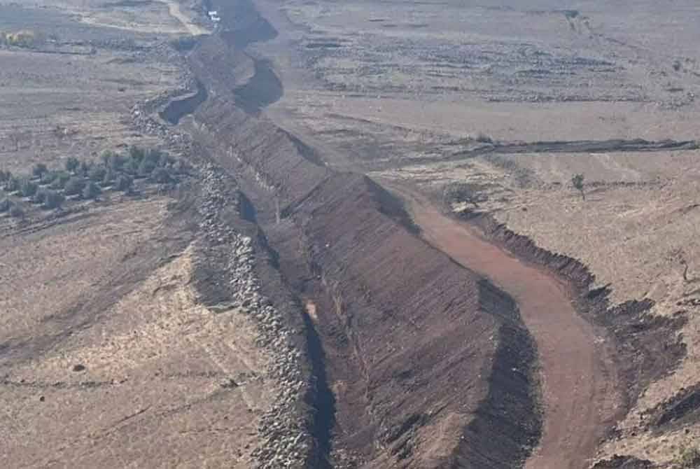 Benteng dibina IDF di sepanjang sempadan Syria. - Foto Agensi