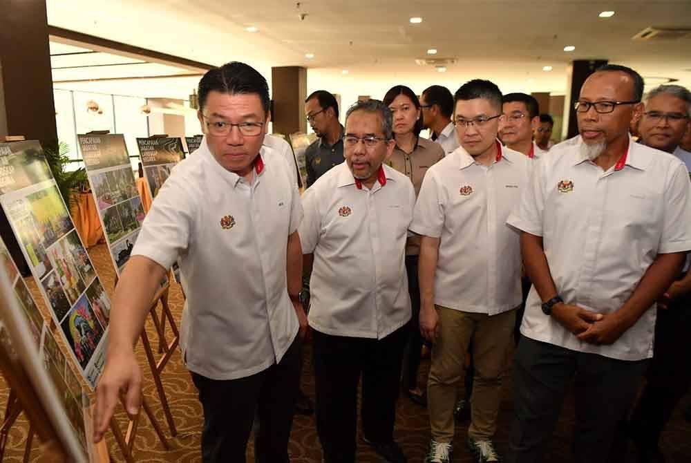 Kor Ming (kiri) ketika meninjau ruang pameran sempena pelancaran Dasar Landskap Negara 2.0 dan Majlis Sentuhan Kejayaan KPKT 2024 untuk Jabatan Landskap Negara di Taiping pada Ahad.