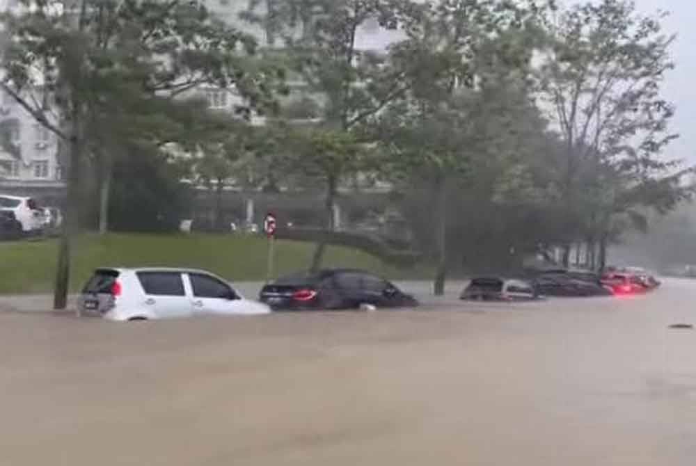 Beberapa kenderaan ditenggelami air dalam kejadian banjir kilat di Putrajaya pada Ahad.