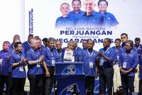 Pengerusi Barisan Nasional (BN) Datuk Seri Dr Ahmad Zahid Hamidi merasmikan buku bertajuk &#039;Melayari Bahtera Perjuangan Menakhoda Negara Bangsa&#039; disaksikan Timbalannya, Datuk Seri Mohamad Hasan sempena Sambutan Ulang Tahun Jubli Emas Ke-50 Tahun BN di Dewan Merdeka, Pusat Dagangan Dunia Kuala Lumpur, pada Sabtu. Foto Bernama