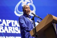 Ahmad Zahid ketika menyampaikan ucapan sempena Sambutan Ulang Tahun Jubli Emas Ke-50 Tahun BN di Dewan Merdeka, Pusat Dagangan Dunia Kuala Lumpur semalam. Foto Bernama