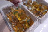 KPDN Perak merampas 870 kg minyak masak peket dan 87kg minyak masak botol pelbagai jenama yang disimpan melebihi had ditetapkan di sebuah rumah kedai dua tingkat di Sitiawan semalam - Gambar hiasan