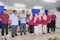 Mohamed Khaled (dua dari kiri) pada Program Pemindahan Ilmu Lestari, Pengukuhan Ekonomi dan Pemerkasaan Ilmu Penduduk di Felda Bukit Aping Timur pada Ahad.