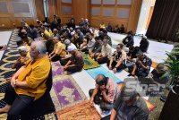 Pengisian program sempat diselitkan dengan solat Zohor berjemaah disusuli bacaan tahlil ringkas dan doa selamat bagi mendoakan sahabat handai yang sudah meninggal dunia. FOTO SINAR HARIAN/ ASRIL ASWANDI SHUKOR.