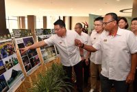 Kor Ming (kiri) melawat pameran pada Majlis Pencapaian Landskap Negara 2024 dan Pelancaran Dasar Landskap Negara 2.0 di sebuah hotel di Taiping pada Ahad. Foto Bernama