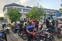 Polis memeriksa motosikal dalam dalam operasi khas bermula Jumaat lalu.- Foto IPK Johor