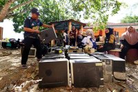 Sukarelawan terdiri daripada penuntut institusi pengajian tinggi, pelajar sekolah dan guru-guru bergotong-royong membersihkan Sekolah Menengah Kebangsaan Seri Gunong yang terjejas banji pada Ahad. Foto Bernama