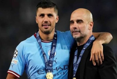 Tonggak Manchester City, Rodri bersama Guardiola (kanan). Foto: Agensi