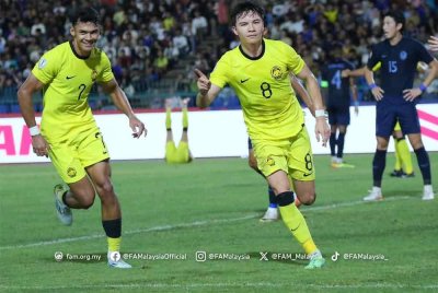 Wilkin (kanan) meraikan jaringan pertama pasukan negara. FOTO: FAM