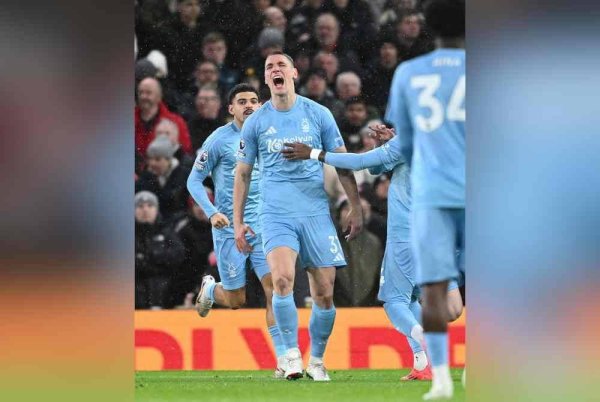 Milenkovic meletakkan Forest di depan di Old Trafford. Foto Agensi