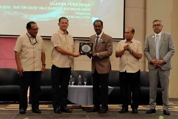 Mohd Azhar (dua dari kiri) menyampaikan cenderahati kepada Sivasundaram sempena Kongres Tahunan PAFA kali ke-63, 2024 di sebuah hotel di Ipoh pada Ahad.