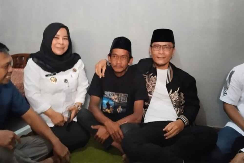 Sunhaji (tengah) ketika menerima kunjungan Gus Miftah. Foto Agensi