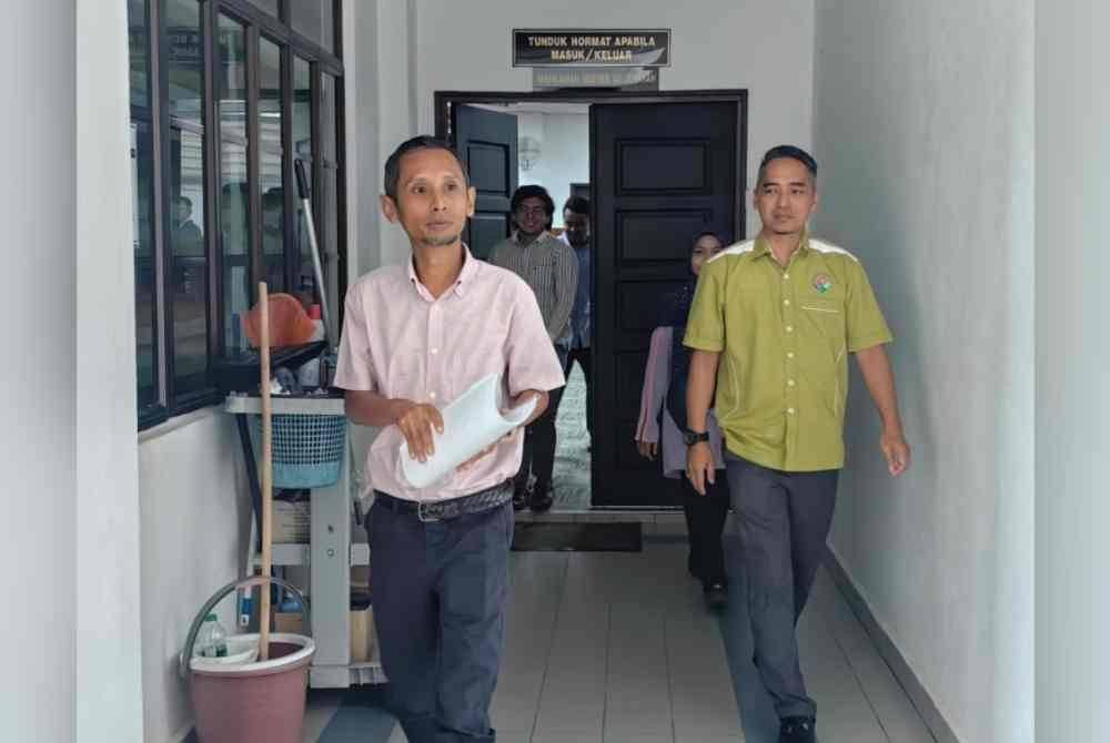 Pengurus syarikat mewakili Grey Matter Plastic Industries Sdn Bhd (kiri) didenda RM75,000 selepas mengaku salah membina loji kitar semula sisa plastik tanpa kebenaran.