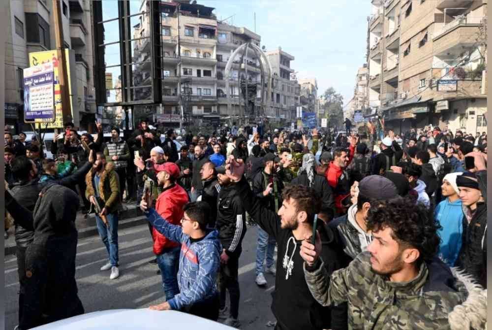 Penduduk tempatan berarak di jalanan di Damascus, Syria pada 8 Disember lalu. Foto Xinhua