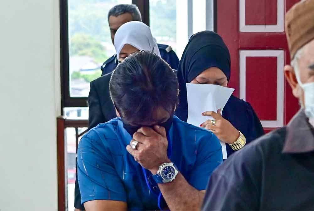 Tukang urut (berbaju biru) dan tukang masak (tengah) dihadapkan di Mahkamah Tinggi Syariah di Kuala Terengganu pada Isnin atas tuduhan persediaan untuk melakukan persetubuhan luar nikah.